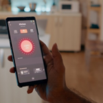 التحكم الذكي بالإضاءة: كيف يمكن لنظام المنزل الذكي تحسين إضاءة منزلك