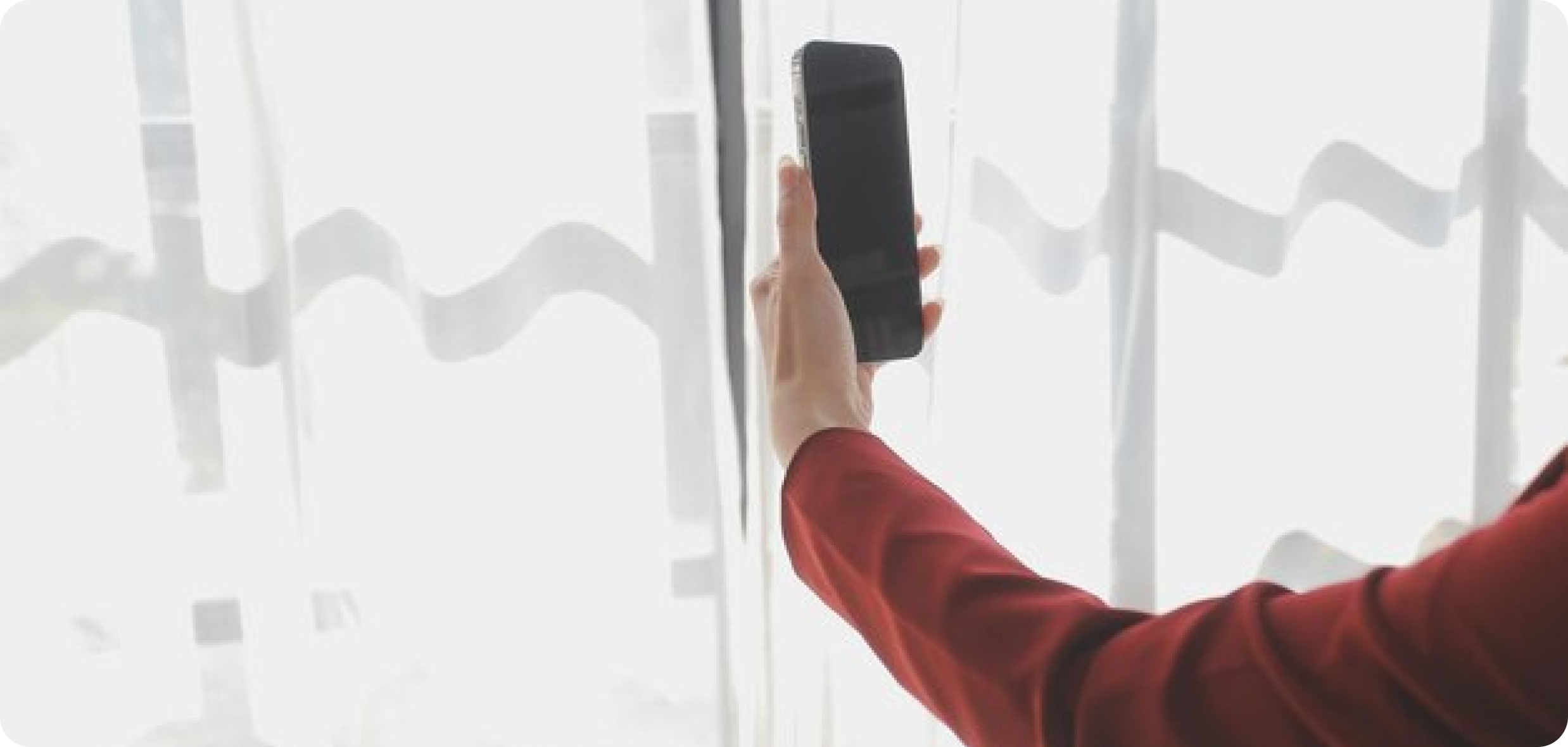 “تحكم فائق بالستائر: انسيابية وتوفير مع نظام المنزل الذكي